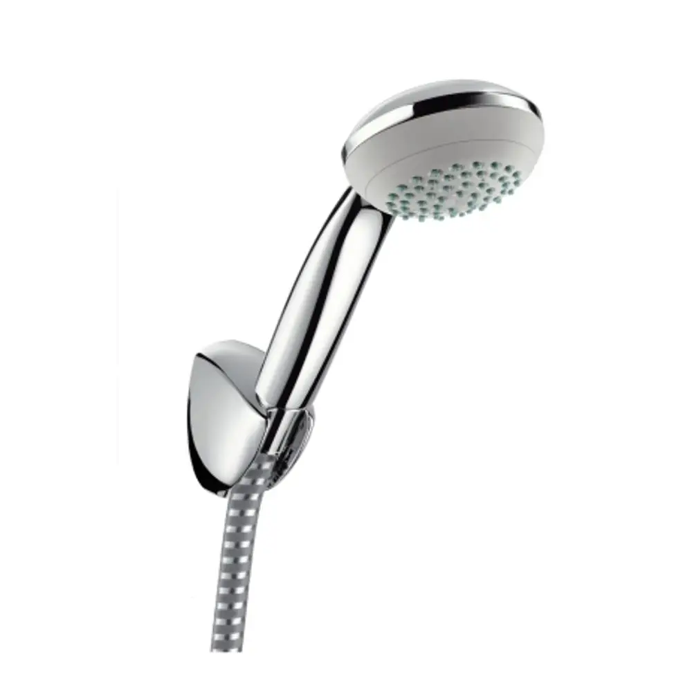 Hansgrohe Duschkopf mit ergonomischem Griff, an einem Halter montiert, verbunden mit einem flexiblen Schlauch. Chromoberfläche, schlichtes Design.